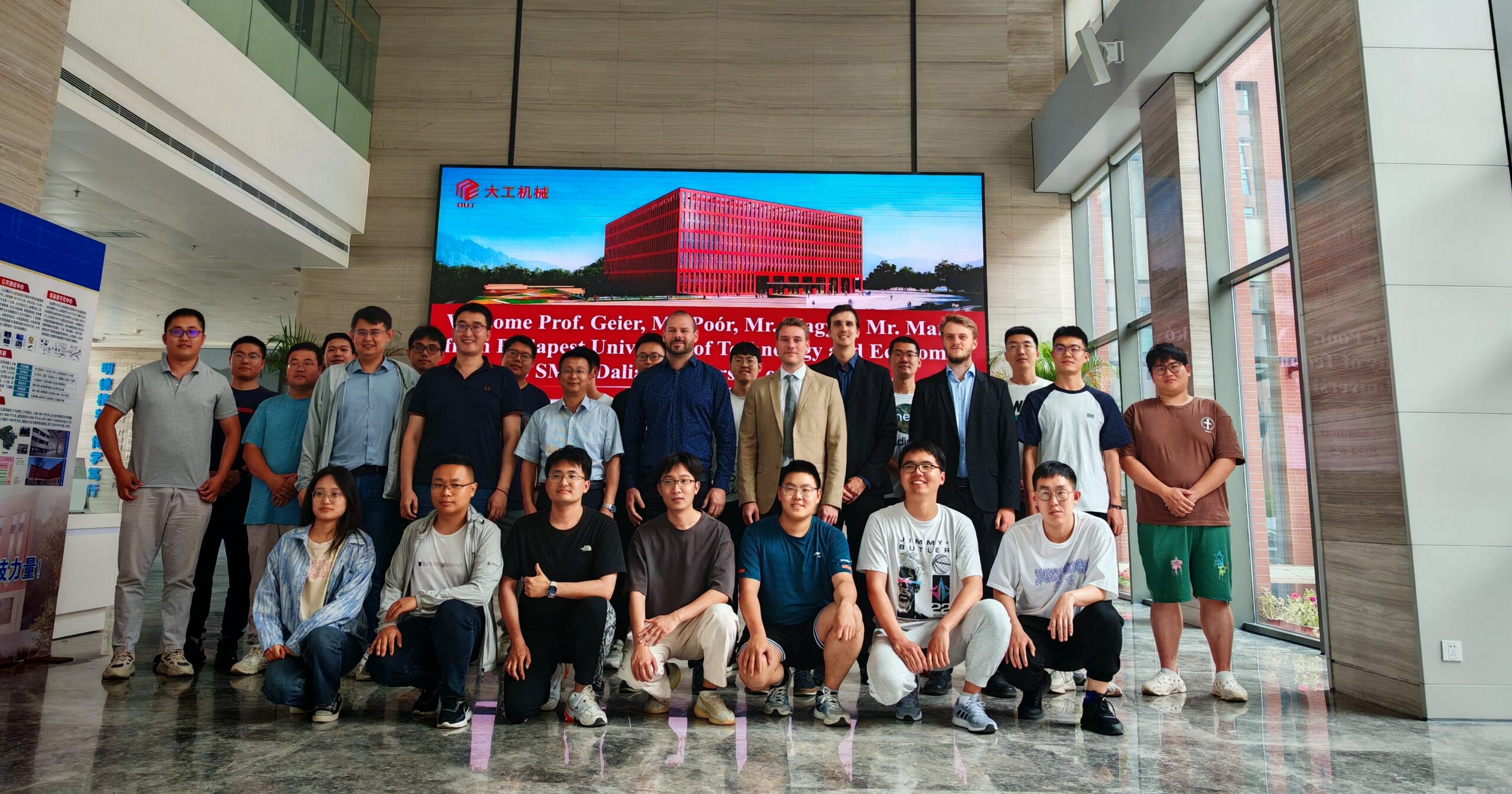 Kompozitforgácsolási szeminárium a Dalian-i Műszaki Egyetemen